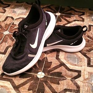 Woman's Nike Flex Sneakers 8.5